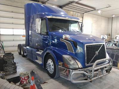 Volvo VNL Right Hood Side Vent