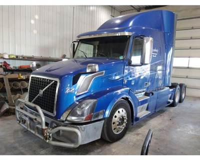 Volvo VNL Left Hood Side Vent