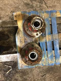 LEFT SIDE 
OUT BOARD BUDD HUBS HYD DISC
580 / 594A BEARINGS 