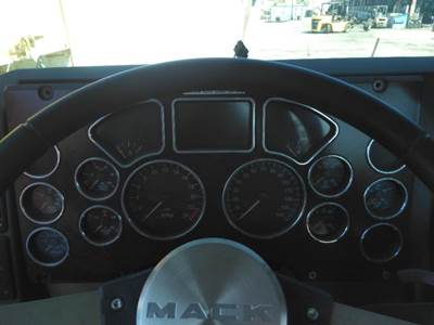 Mack Pinnacle CXU612 Instrument Panel Cluster for a Mack CXU612
