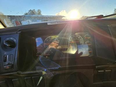 Volvo VNL Instrument Panel Cluster