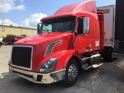 Volvo VNL Sleeper Semi Truck