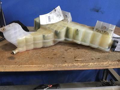 Peterbilt 579 Radiator Overflow Bottle / Surge Tank