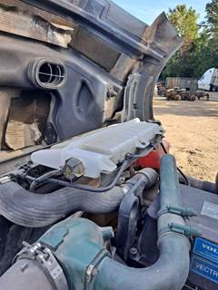 Volvo VNL Radiator Overflow Bottle / Surge Tank