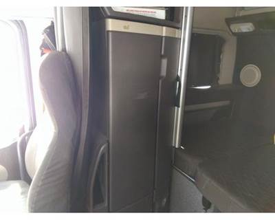 Volvo VNL Right Sleeper Cabinet
