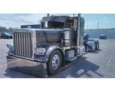 Peterbilt 379 Sleeper Semi Truck
