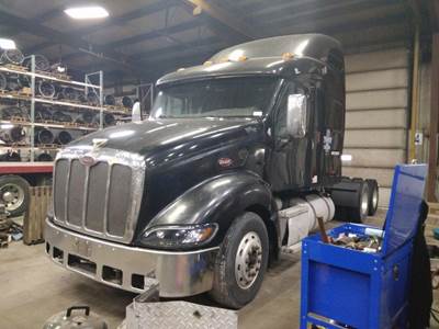 Peterbilt 387 Sleeper Semi Truck