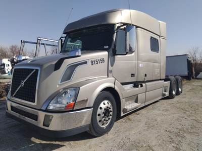 Volvo VNL Sleeper Semi Truck