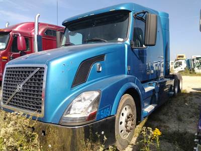 Volvo VNL Sleeper Semi Truck