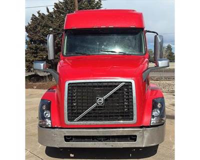Volvo VNL Sleeper Semi Truck