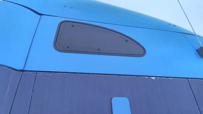 Kenworth T2000 Right Sleeper Window
