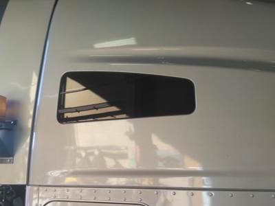 Kenworth T680 Right Sleeper Window