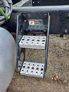 Freightliner Cascadia 113 Left Step for a Freightliner CASCADIA 113 2018UP