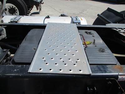 Freightliner Cascadia 113 Deck (Catwalk) Step