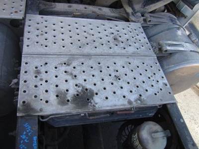 Freightliner Cascadia 113 Deck (Catwalk) Step