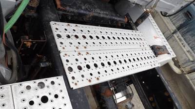 Freightliner Cascadia 113 Deck (Catwalk) Step