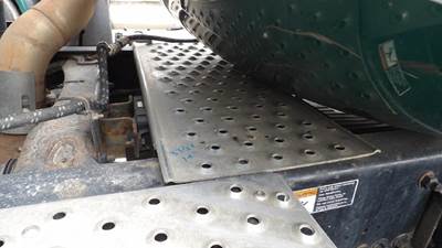 Freightliner Cascadia 113 Deck (Catwalk) Step