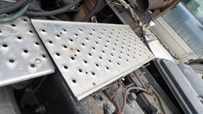 Freightliner Cascadia 113 Deck (Catwalk) Step