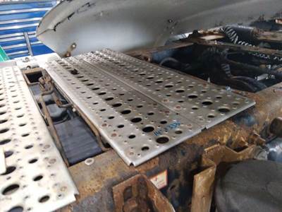 Freightliner Cascadia 113 Deck (Catwalk) Step