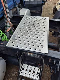 Freightliner Cascadia 125 Step