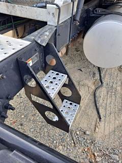 Freightliner Cascadia 125 Right Step