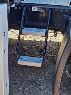 Freightliner Cascadia 125 Left Step