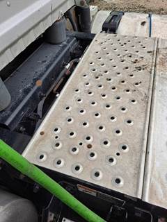 Freightliner Cascadia 125 Step