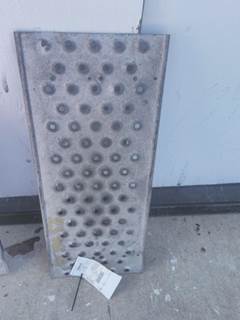 Freightliner Cascadia 125 Left Step