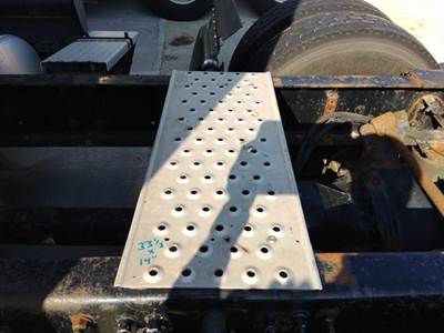 Freightliner Cascadia 125 Step