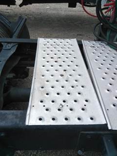 Freightliner Cascadia 125 Deck (Catwalk) Step