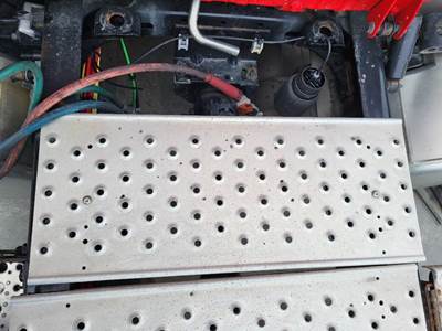 Freightliner Cascadia 125 Deck (Catwalk) Step for a Freightliner CASCADIA 125 2018UP