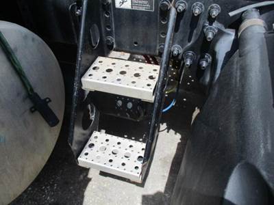 Freightliner Cascadia 125 Left Frame Step