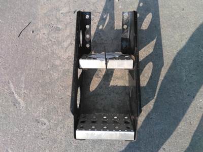Freightliner Cascadia 125 Left Frame Step