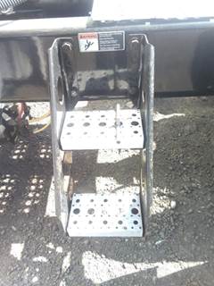 Freightliner Cascadia 125 Left Frame Step