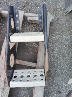 Freightliner Cascadia 125 Frame Step