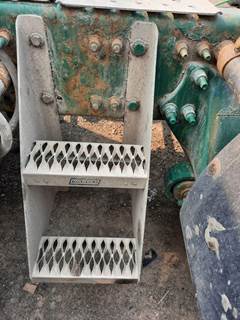 Freightliner Cascadia 125 Frame Step