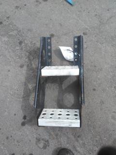 Freightliner Cascadia 125 Left Frame Step