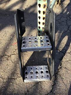 Freightliner Cascadia 125 Frame Step