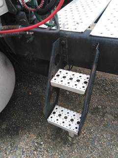 Freightliner Cascadia 125 Frame Step