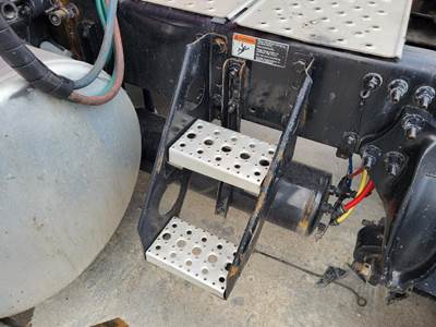 Freightliner Cascadia 125 Frame Step