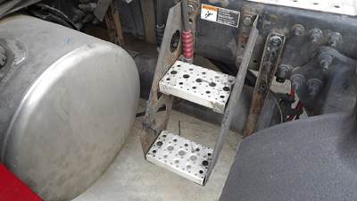 Freightliner Cascadia 125 Frame Step