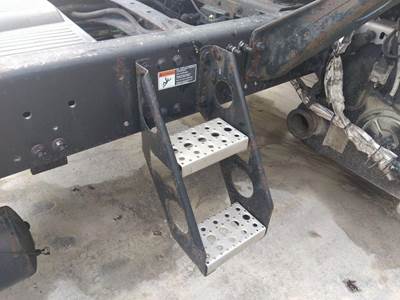 Freightliner Cascadia 125 Left Frame Step