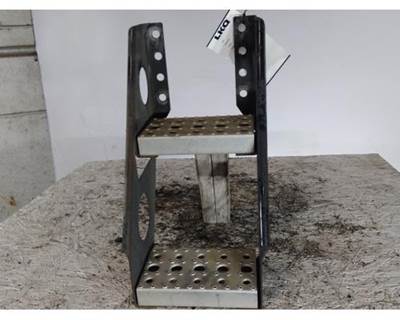 Freightliner Cascadia 125 Frame Step