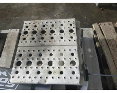 Freightliner Cascadia 125 Frame Step