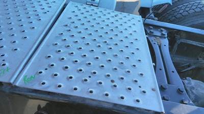 Freightliner Cascadia 126 Deck (Catwalk) Step