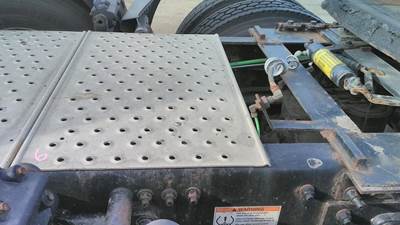 Freightliner Cascadia 126 Deck (Catwalk) Step