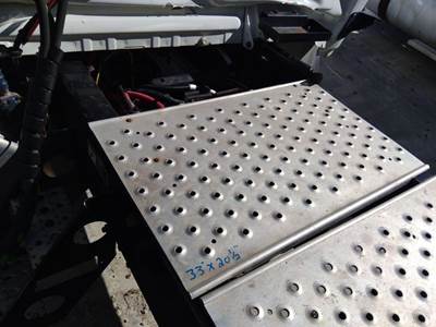 Freightliner Cascadia 126 Deck (Catwalk) Step