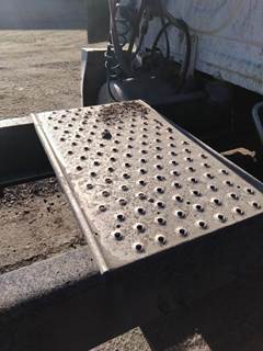 Freightliner Cascadia 126 Deck (Catwalk) Step