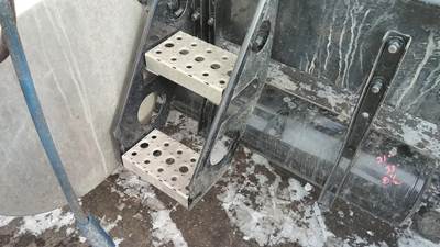 Freightliner Cascadia 126 Left Frame Step