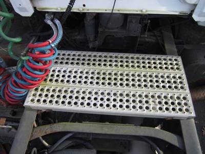 Freightliner FL80 Deck (Catwalk) Step